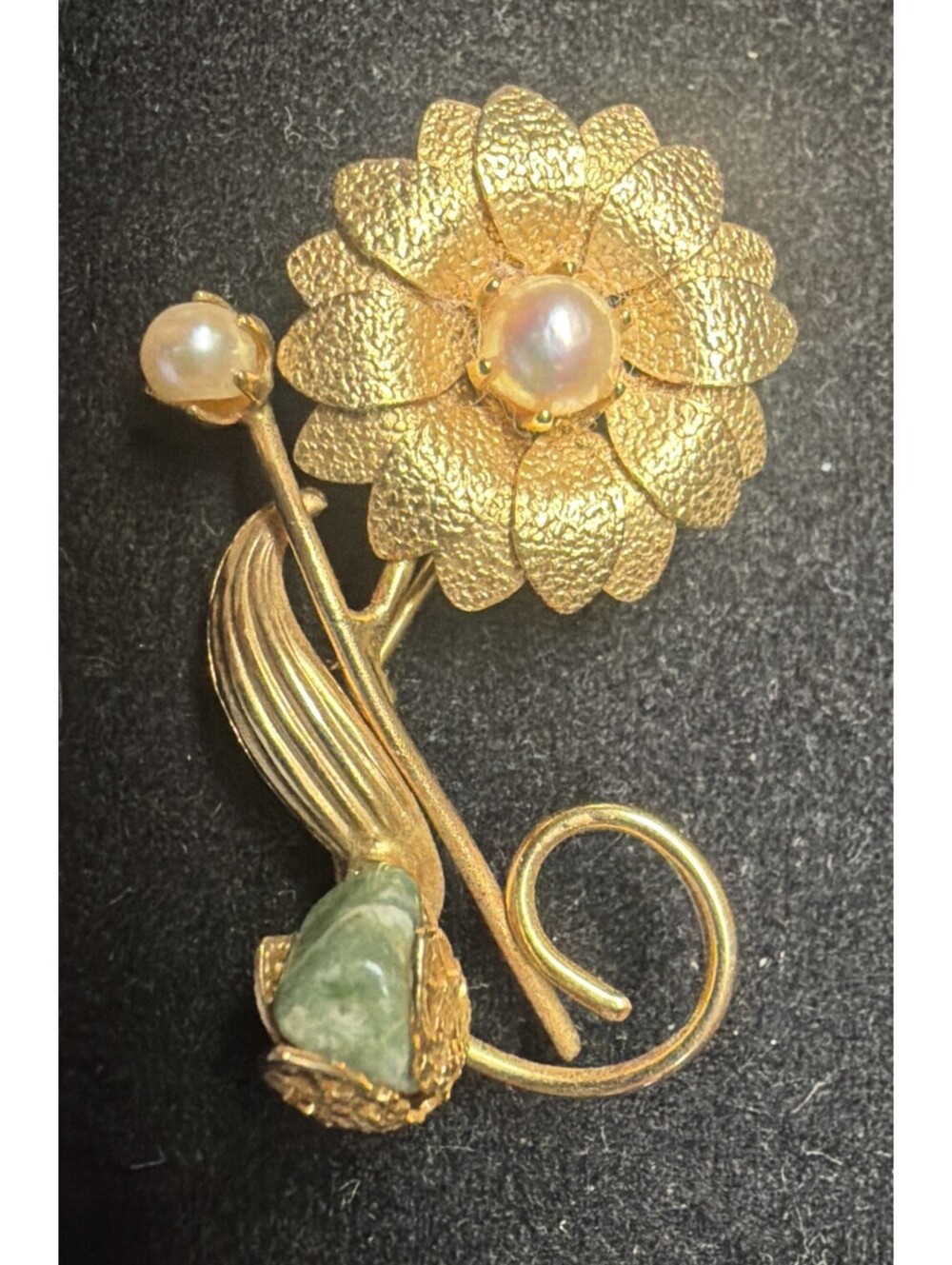 VTG Floral Brock Pin Textured Goldtone Flower Pearl Green Stone Accents